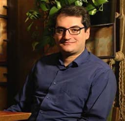 تصویر دکتر علی رزم کن متخصص جراحی مغز و اعصاب در شیراز